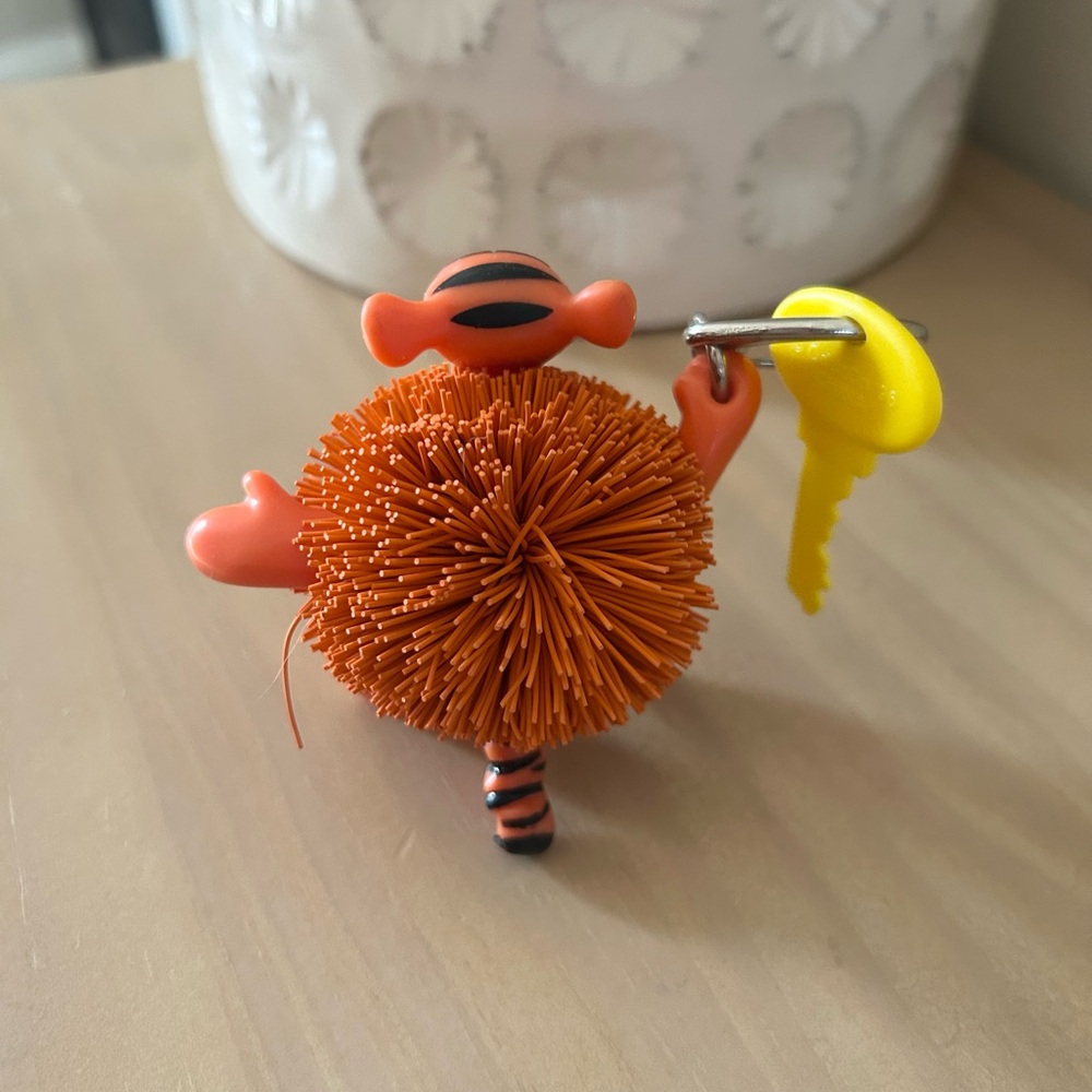 Vintage 1998 Disney Tigger Koosh Ball Keychain Rubber Filament Collectible Toy - Picture 3 of 4
